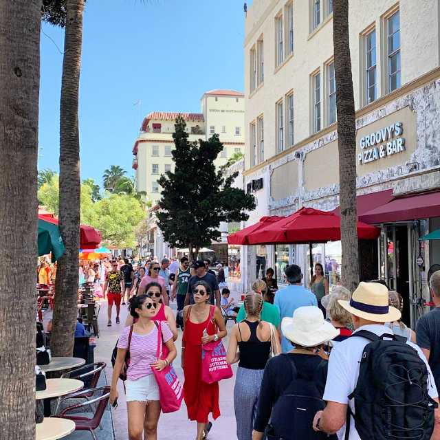 busy lincolnroad shoppers 640px